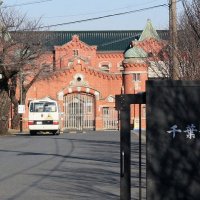他の受刑者を窓ガラス破片で切りつけ　千葉刑務所受刑者を書類送検　机で頭を何度もたたき…　傷害と器物損壊の疑い