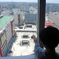 閉店後初めて一般公開された旧そごう柏店本館の１４階・旧回転展望レストランで、柏駅東口ダブルデッキなどの景観を楽しむ入館者＝１８日、柏市