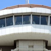 閉店後初めて一般公開された旧そごう柏店本館の１４階・旧回転展望レストランでは、事前予約の入館者らが手賀沼や東京スカイツリーなどの眺望に見入った＝１８日、柏市