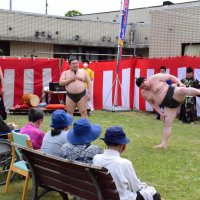 四股を披露する力士＝茂原市