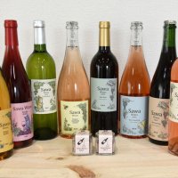 商品展開している八街産ブドウ１００％のワイン。ワイン塩やジャムも取り扱っている