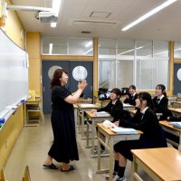 放課後に和気あいあいと韓国語を学ぶ部員たち＝八千代市の八千代松陰高