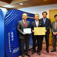 市に個室テント寄贈　船橋遊技場防犯組合