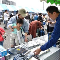 “子鉄”熱視線　掘り出し物集結　ミニ電車に人気　印西　ほくそう春まつり
