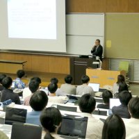 学生に裁判所の役割を説明する土倉裁判官＝８日、千葉大学