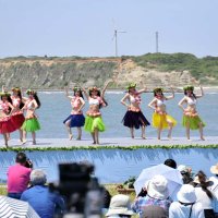 銚子でハワイアンフェス　屏風ケ浦を背に南国ダンス　１２日も開催