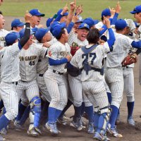 ５季ぶりのリーグ優勝を決めて喜ぶ中院大ナイン＝長生の森
