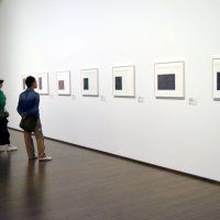 コレクション展示の風景。ステラ氏の作品が並ぶ