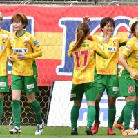 １２試合ぶりに復帰し守備を統率した千葉の林主将（左から４人目）＝１２日、フクアリ