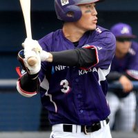 準決勝で打線をけん引した日鉄かずさマジックの片岡心＝１９日、県総合ＳＣ