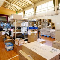 返品された製品の修理作業スペースになっている、いすみ市の旧中川小学校体育館