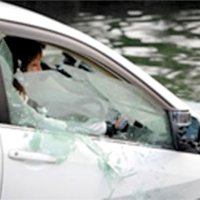 水没した車からハンマーを使って脱出するテスト実演の様子（ＪＡＦ提供）
