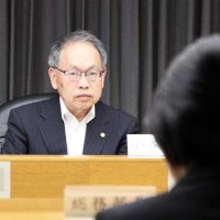 検討会議総務専門部会に臨む桐ケ谷部会長＝３日、千葉県庁
