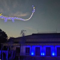 旧学習院初等科正堂の上空に出現したドローンの光による龍