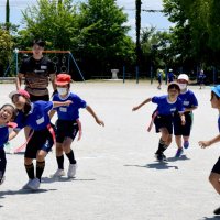 児童にタグラグビー伝授　スピアーズ選手が出前授業　船橋・法典東小