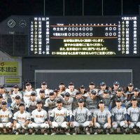 壮行試合後に記念写真に収まる選手たち