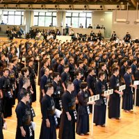 今回は県警創立１５０周年の節目の大会で、県警本部や県内各署から総勢約４７０人が参加