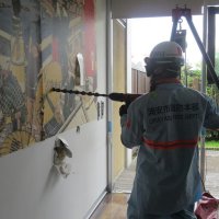 壁破壊し救助訓練　解体予定建物を活用　浦安市消防本部
