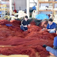 漁網のメンテナンスは手作業で行われる