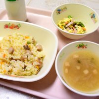 児童が収穫した新タマネギを使ったピラフとオニオンスープ