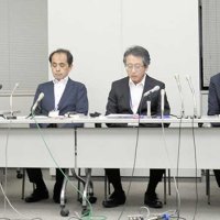 船橋市で０歳児が死亡した事件で、対応や経緯を説明する千葉県市川児童相談所長や県担当者ら＝１０日夜、県庁