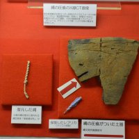 縄の痕跡が見つかった土器片と復元した縄
