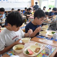 旭で新紙幣発行記念給食　“渋沢メニュー”でゆかりの偉人を学び味わう