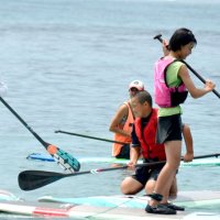 大型ボード海で「立てた！」　勝浦・豊浜小　スタンドアップパドルボード（ＳＵＰ）に挑戦