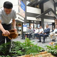 成田山新勝寺の参道に設置した放生池にウナギを放して感謝する川豊の伊藤さん
