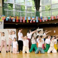 華麗な踊りで会場を魅了する生徒ら