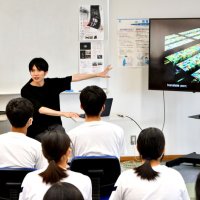 アートは自由　対話で学ぶ　香取中　地元美術家志村さん特別授業