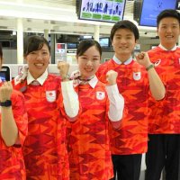 ＪＡＬスタッフ、五輪ユニホーム姿で接客　成田空港　パリ向けエール