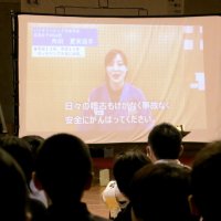ビデオメッセージで子どもたちを激励する角田選手