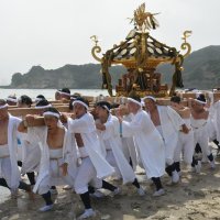 鵜原の海岸沿いで威勢良くみこしを担ぐ男衆ら

