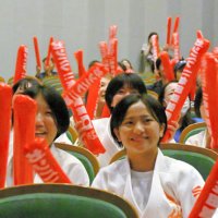 角田選手が１試合目を快勝し、ＰＶ会場は盛り上がった＝２７日午後５時２５分ごろ、八千代市の市民会館