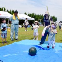 海岸清掃しスイカ割り　親子集い夏の思い出　白子