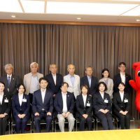 海外協力隊派遣へ抱負　観光、教育、健康指導　出発前、６人千葉県庁訪問