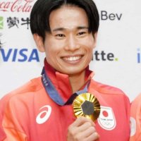 パリ五輪・体操男子団体総合で金メダルを獲得した萱和磨選手（共同）