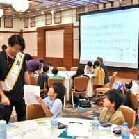 児童「監査」に挑戦　柏で公認会計士特別授業