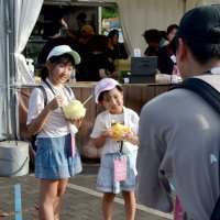 屋台でかき氷を購入してフェスを満喫する参加者たち