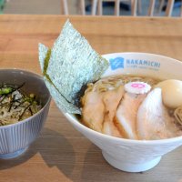 煮干しをふんだんに使った特製のしょうゆラーメン（右）と、ミニしらす丼