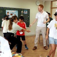 英語で楽しく交流　君津、児童生徒とＡＬＴ
