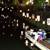 佐原の水面幻想的に　香取・小野川で灯籠流し