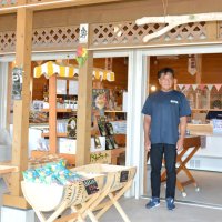 ハワイアンが流れるログハウス風の店舗