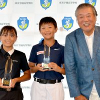 優勝した（左から）阿部さんと佐々木くん。右は酒井理事長