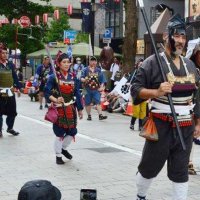 練り歩く甲冑（かっちゅう）姿の人たち＝１８日、千葉市中央区