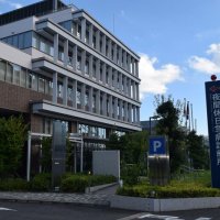２１歳男性遺体を夜間診療所に遺棄　船橋、立ち去り容疑で２０歳男を逮捕　千葉県警、特捜班を設置　頭の出血死因か