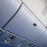 航空機内で窃盗の疑い　荷物棚のリュックから充電ケーブル盗んだか　男逮捕、容疑否認