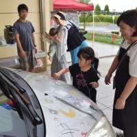 車にお絵かき「楽しい」　印西でアートイベント