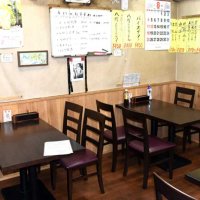 ジンジャーエール関連のお品書きやポスターが並ぶ店内。一部商品は「当店オリジナル」との赤文字でアピールしている
